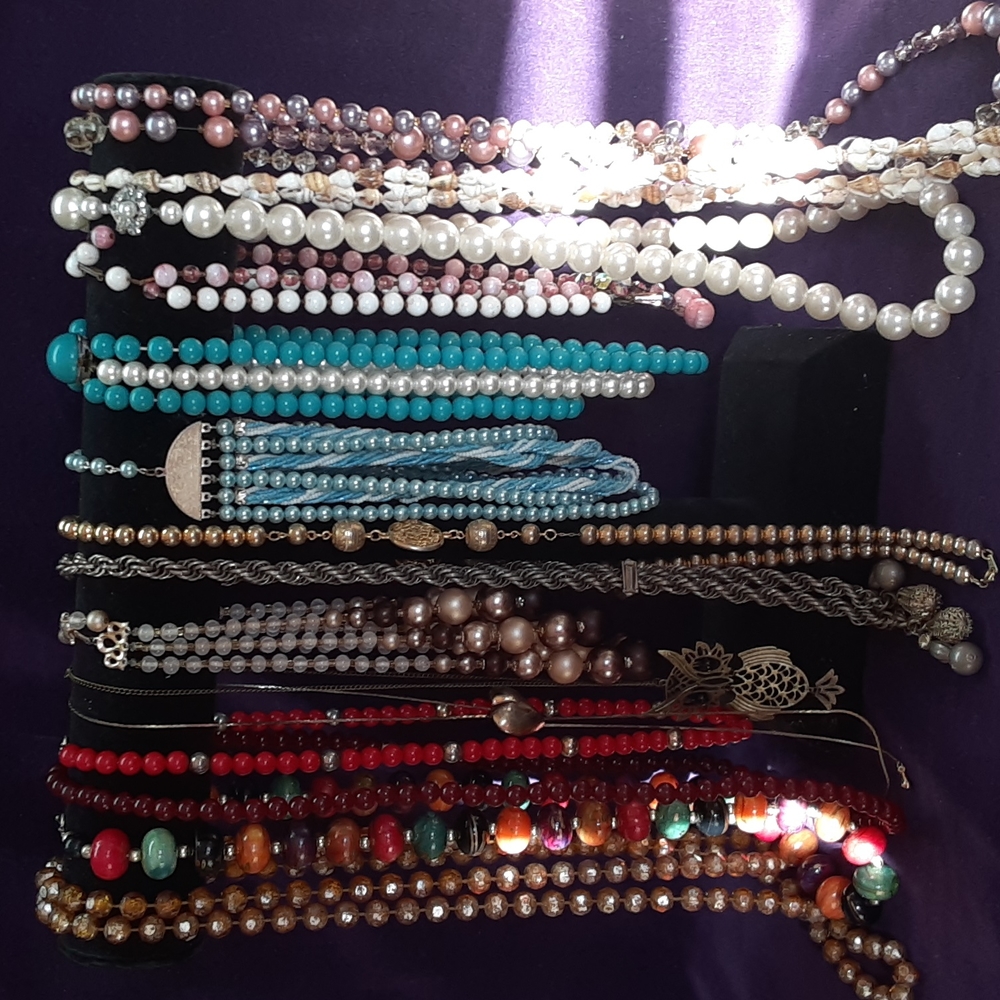 Vintage costume jewelry lott of 15 necklaces!
